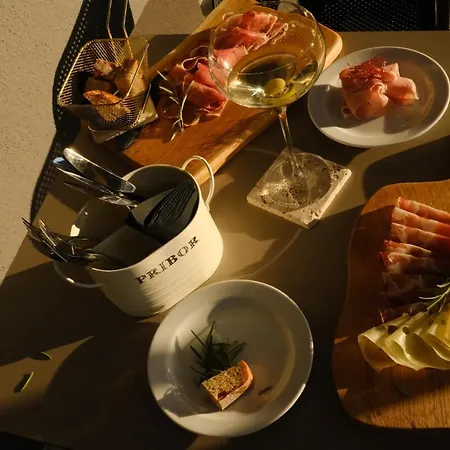 & Burgers Rezidenca Pipanova Ljubljana