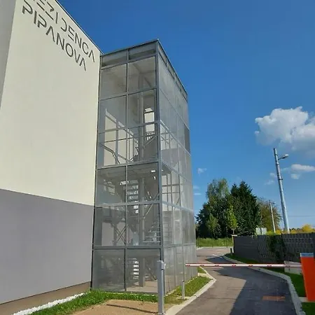 شقة فندقية & Burgers Rezidenca Pipanova 4*