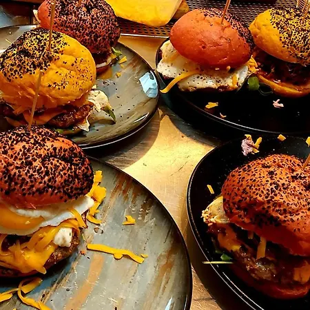 & Burgers Rezidenca Pipanova 公寓式酒店 4*