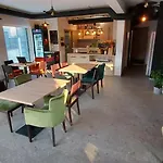 & Burgers Rezidenca Pipanova Ljubljana